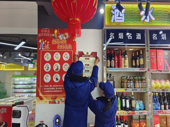 消防张贴“三提示” 安全知识走心宣传